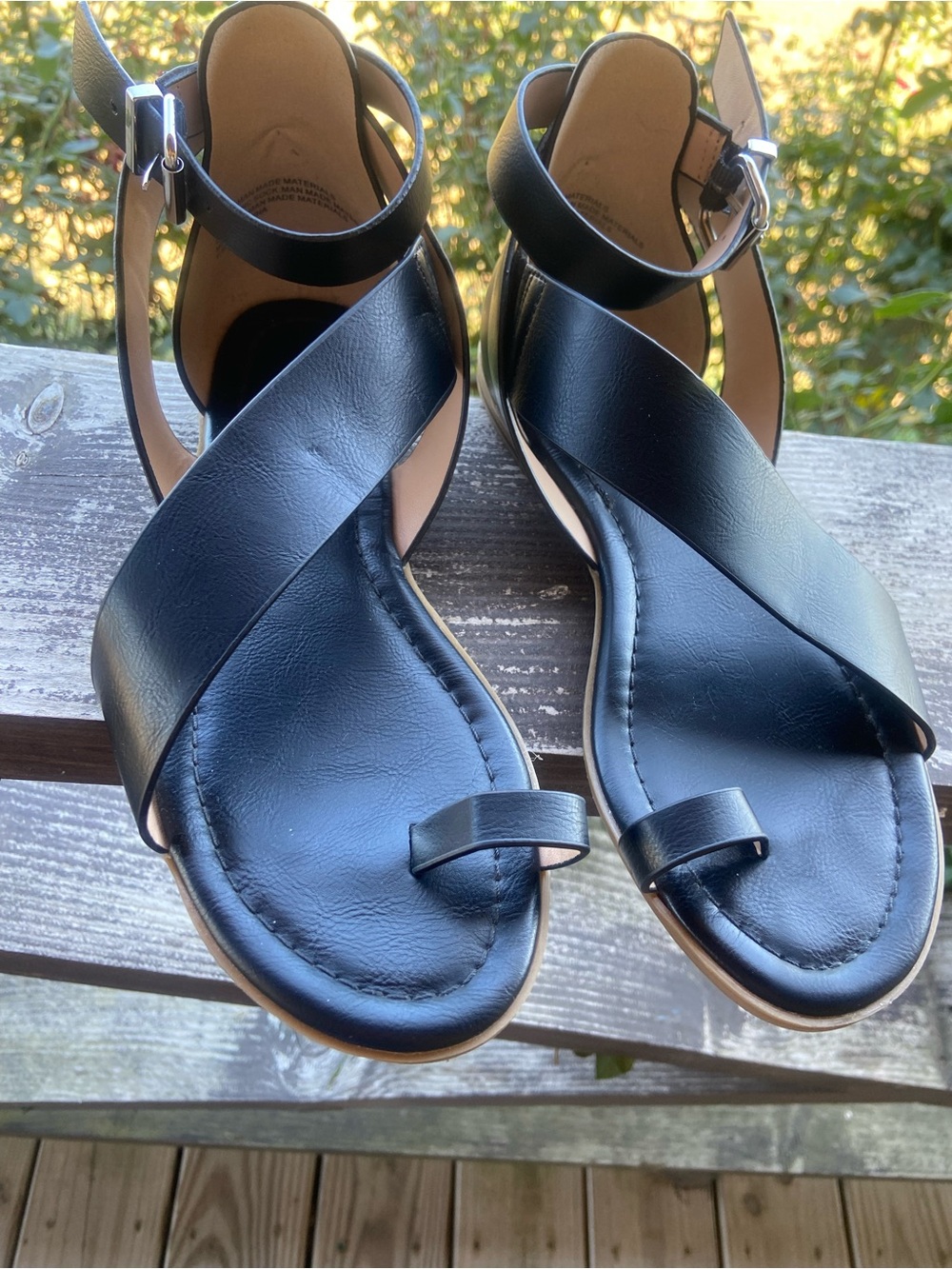 Wonderly Black Cross-Strap Toe-Loop Women's Sandals